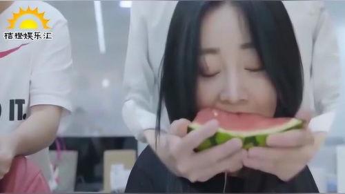 买衣服吃瓜视频,揭秘买衣服吃瓜视频背后的潮流秘密