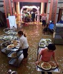 搬凳吃瓜看戏,共享人间百态——搬凳吃瓜看戏的欢乐时光