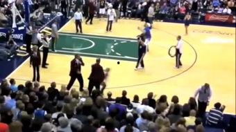 球迷吃瓜nba打架,球场激情碰撞，球迷吃瓜见证“热血”瞬间
