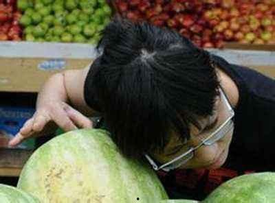 梦见领着仇人买瓜吃瓜,仇人变友，共品瓜香和谐时光