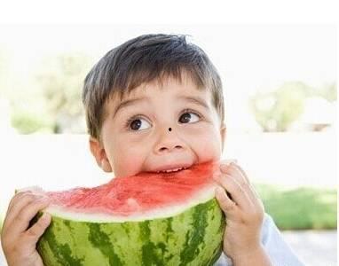 孙子吃瓜好可爱,萌态可掬，可爱至极