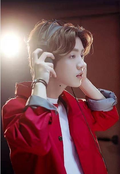 鹿晗关晓彤吃瓜碰见吃瓜,吃瓜群众成焦点