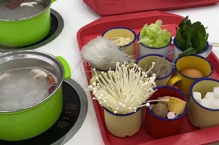 益民路吃瓜,夏日吃瓜盛宴，品味生活百态