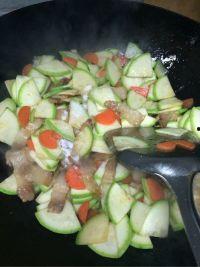 吃角瓜炒肉丝,角瓜炒肉丝，色香味俱全的快手佳肴