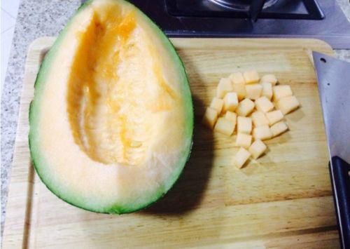 松鼠群吃哈密瓜,群享哈密瓜的欢乐时光